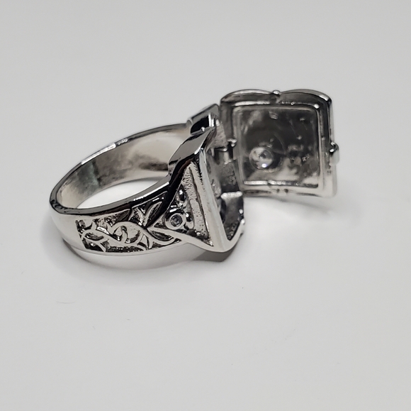 Mens Silver Open Locklet Secret Compartment Ring - Picture 3 of 16